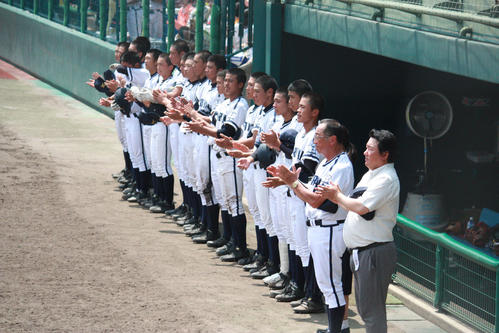 天理対郡山　天理に拍手を送る郡山の選手たち　（撮影・山崎健太）