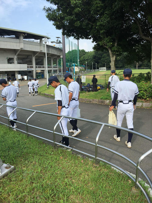 天理対郡山　ゴミ拾いをする郡山の選手たち　（撮影・山崎健太）