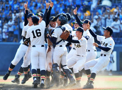 優勝を決めてマウンドに集まる日本文理ナイン（撮影・山岸章利）