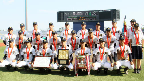 優勝した日本文理ナインは笑顔で記念撮影（撮影・浦部歩）