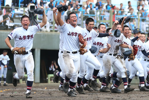 第101回全国高校野球選手権山梨大会 東海大甲府対山梨学院 優勝を決め喜びを爆発させる山梨学院・野村健太（中央）（撮影・佐田亮輔）