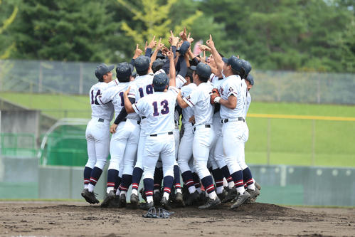 東海大甲府対山梨学院　優勝を決め、人さし指を突き上げて喜びを爆発させる山梨学院ナイン（撮影・佐田亮輔）