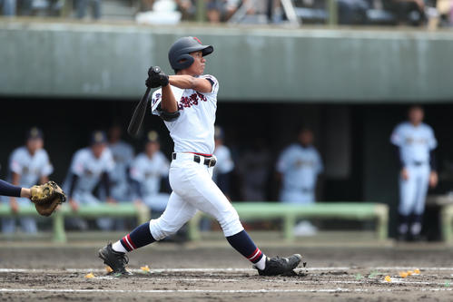 第101回全国高校野球選手権山梨大会 山梨学園対東海大甲府/1回裏山梨学院2死一塁、右中間へ先制の2点本塁打を放つ山梨学院・菅野秀斗（撮影・佐田亮輔）