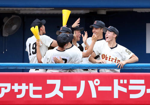 日大三対桜美林　1回裏桜美林1死満塁、山本礼央の適時打で追加点が入り、ベンチで喜ぶ桜美林ナイン（撮影・伊作将希）