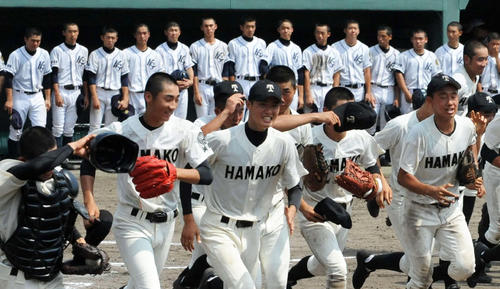 8強入りを決めて喜びの浜松工（撮影・倉橋徹也）