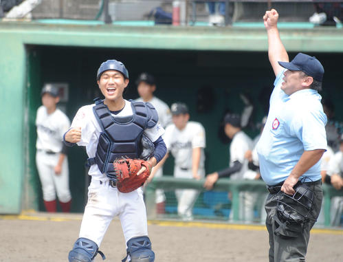 大分工対杵築　勝利の瞬間、ガッツポーズを見せる大分工の今宮（撮影・浦田由紀夫）
