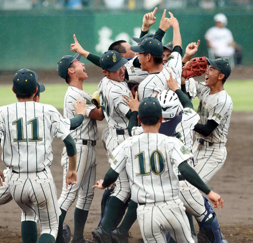 鶴岡東対山形中央　3年ぶり6度目の優勝を決め喜ぶ鶴岡東の選手たち