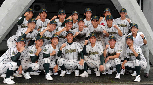 3年ぶり6度目の優勝を決めた鶴岡東ナイン