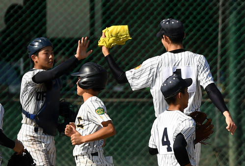 大船渡対一関工　決勝進出を果たし大船渡・佐々木（右）とタッチを交わす及川恵（撮影・横山健太）