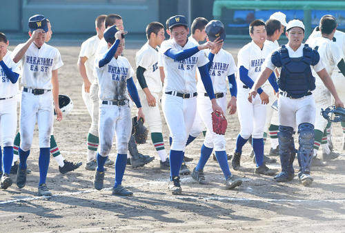 9回サヨナラ負けとなりあいさつする和歌山東・落合秀市（中央）らナインたち（撮影・清水貴仁）