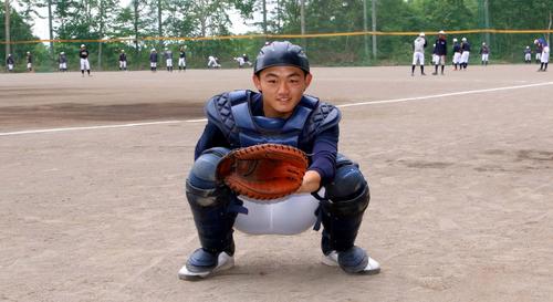 背番号12から2に変更となった北照の佐藤捕手（撮影・永野高輔）