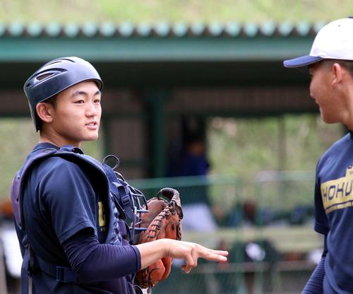 実戦練習で2カ月ぶりに登板した水川投手と話す北照佐藤捕手（左）（撮影・永野高輔）
