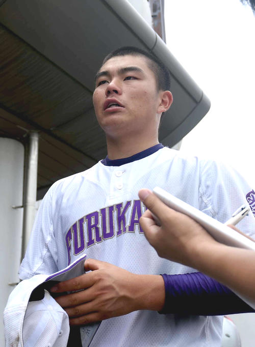 試合後、取材に応じる古川・千坂