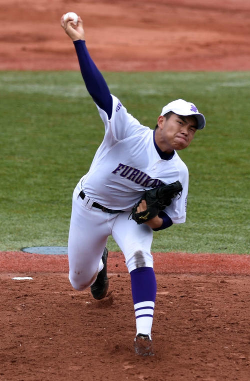 古川対東北学院榴ケ岡　先発した古川・千坂（撮影・相沢孔志）