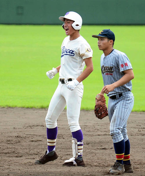 逆転の2点適時打を放ち、雄たけびを上げるオイスカの田代（左）（撮影・神谷亮磨）