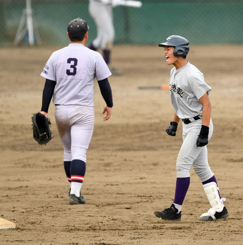 花巻東対黒沢尻工　8回表花巻東1死一、二塁、左中間へ2点適時二塁打を放ち雄たけびを上げる山崎（撮影・横山健太）