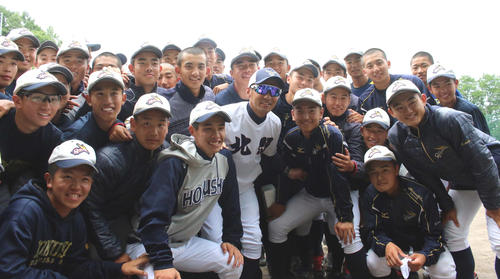 選手から誕生祝いのサングラスを贈られ笑顔の北照・上林監督（中央）（撮影・永野高輔）