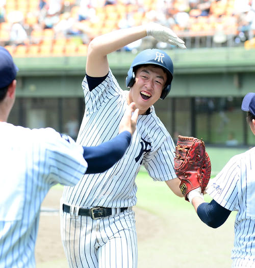 8回裏2死、代打本塁打を放った常葉大菊川・吉田はナインの出迎えに笑顔を見せる