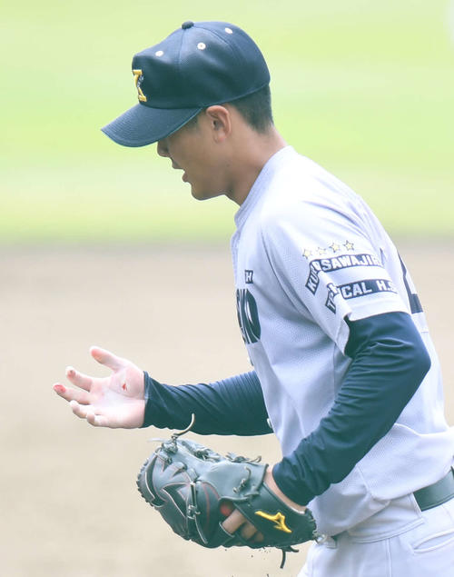 花巻東対黒沢尻工　右手中指のマメがつぶれて流血する黒沢尻工・石塚（撮影・山崎安昭）