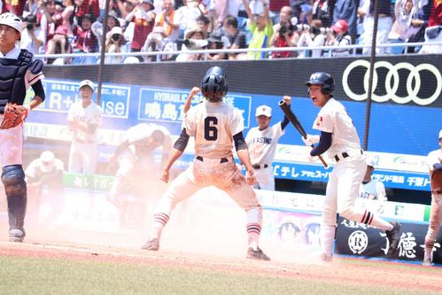 木更津総合対習志野　9回裏2死一、二塁、高橋雅也外野手の適時打で生還した角田＜6＞はナインと喜びを爆発させる