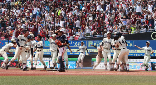 木更津総合対習志野　延長11回サヨナラ勝ちし、叫ぶ飯塚（左から2人目）ら歓喜の習志野ナイン