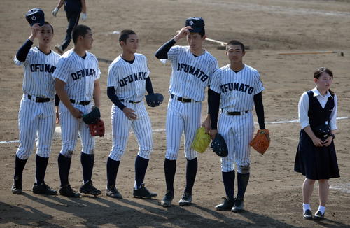 一関工対大船渡　決勝進出を決め、三塁側応援席にあいさつする佐々木（右から3人目）ら大船渡の選手たち（撮影・中島正好）