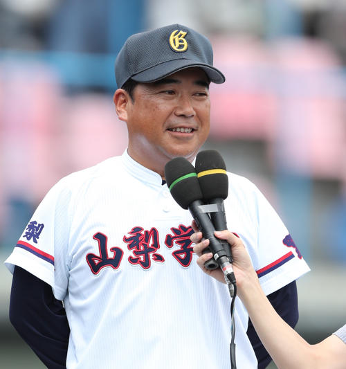 第101回全国高校野球選手権山梨大会 東海大甲府対山梨学院 インタビューに答える山梨学院・吉田洸二監督（撮影・佐田亮輔）