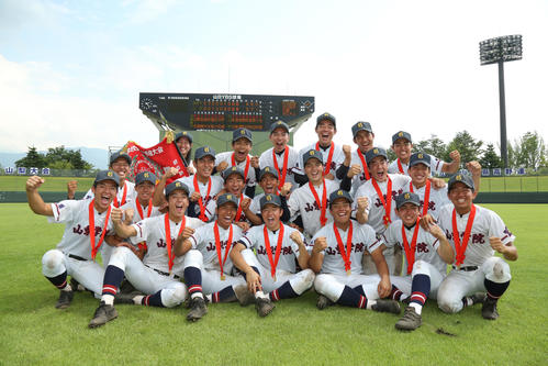 第101回全国高校野球選手権山梨大会 東海大甲府対山梨学院 大喜びで記念写真に納まる山梨学院ナイン（撮影・佐田亮輔）
