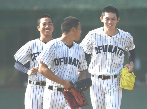 大船渡対一関工　試合を終えスタンドにあいさつへ向かう途中、大船渡・今野（左）の背中をポンとたたく佐々木（右）（撮影・横山健太）