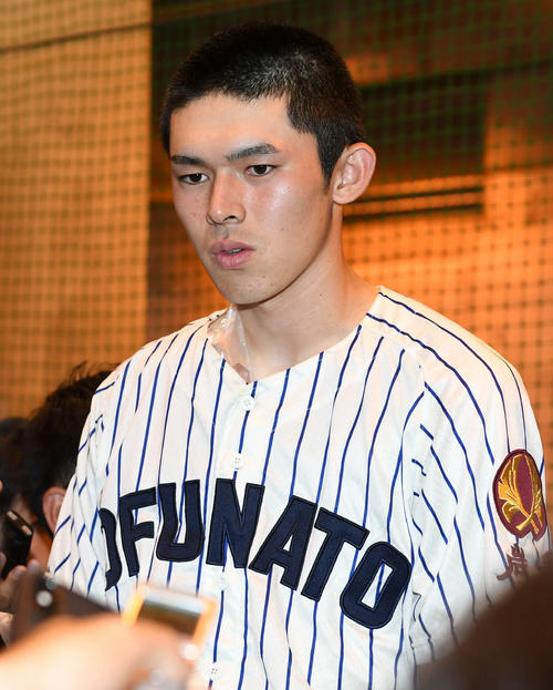 一関工対大船渡　試合を振り返る大船渡・佐々木（撮影・山崎安昭）