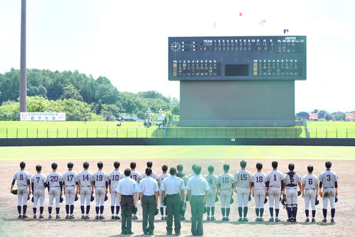 花巻東対黒沢尻工　決勝進出の花巻東の選手たちは校歌を歌う（撮影・山崎安昭）