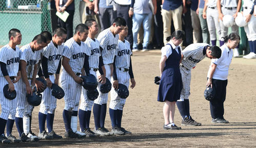 花巻東対大船渡　出番なく敗れた佐々木（右から5人目）ら大船渡ナインは応援団にあいさつする（撮影・山崎安昭）
