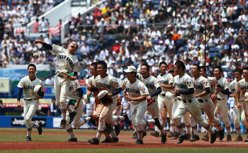 習志野対八千代松陰　8年ぶりの優勝に喜びを爆発させる習志野ナイン（撮影・伊作将希）