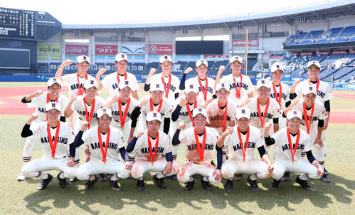 習志野対八千代松陰　8年ぶりの優勝を決め、笑顔で記念撮影する習志野ナイン（撮影・伊作将希）
