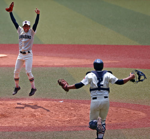 習志野対八千代松陰　優勝の瞬間、跳びはねて喜ぶ習志野・山内（左）（撮影・伊作将希）