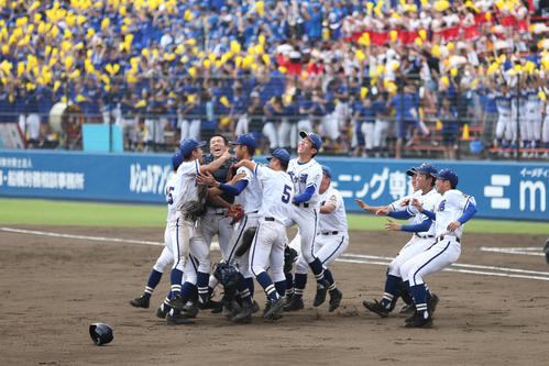 常磐大高対霞ケ浦優勝を決め喜び合う霞ケ浦ナイン（撮影・佐田亮輔）