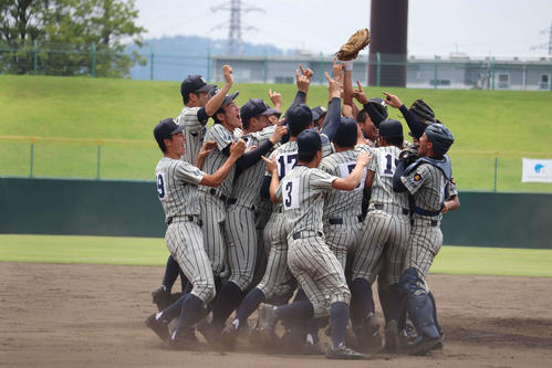 敦賀気比対丹生　優勝を決めマウンドで歓喜する敦賀気比ナイン（撮影・山崎健太）