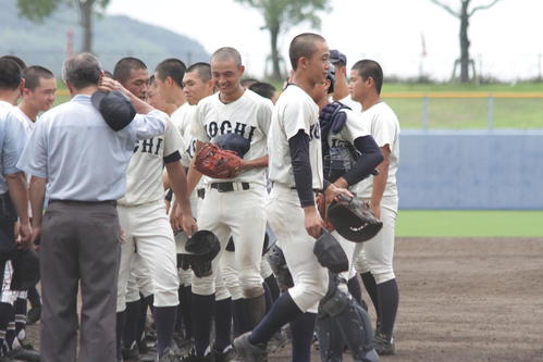 高知西対高知商　5回コールドで準決勝に進んだ高知商ナイン（撮影・柏原誠）