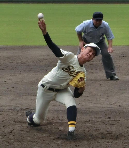 創志学園対岡山東商　1失点で完投した創志学園・西