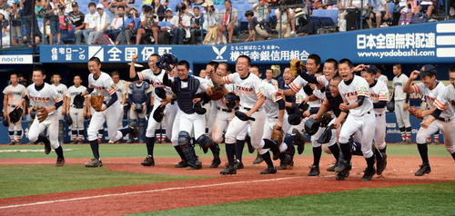 横浜対相模原　劇的な逆転勝利で応援席へ駆けだす相模原ナイン。後方は悔しそうな横浜の選手たち（撮影・鈴木正章）