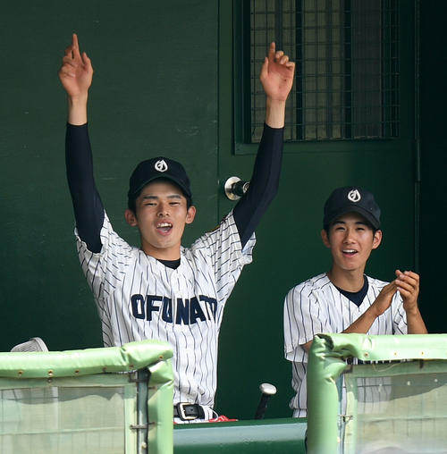 花巻東対大船渡　ベンチから声援を送る大船渡・佐々木（左）（撮影・横山健太）