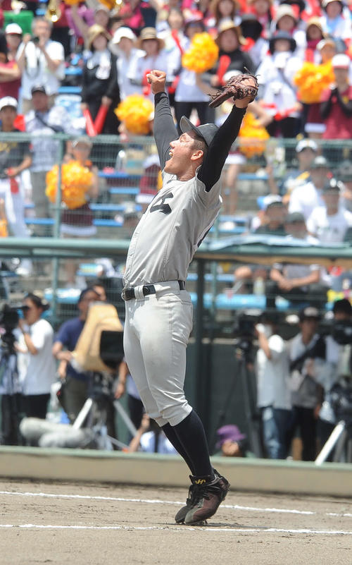 熊本工対九州学院　優勝を決めた瞬間、熊本工・村上仁将投手が大きくガッツポーズする（撮影・浦田由紀夫）