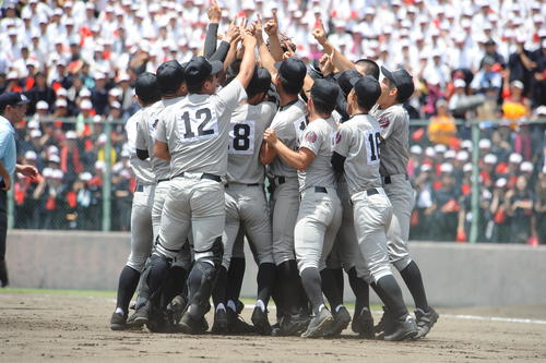 熊本工対九州学院　優勝を決めた熊本工ナインが歓喜の輪を作る（撮影・浦田由紀夫）
