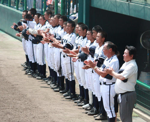 勝った天理に拍手を送る郡山の選手たち（撮影・山崎健太）