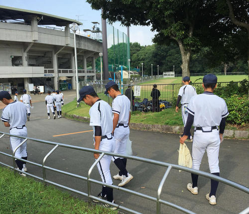 球場周辺でゴミ拾いをする郡山の選手たち（撮影・山崎健太）
