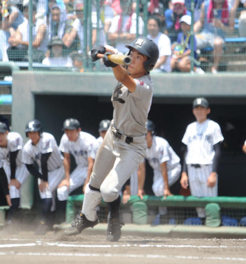 熊本大会決勝　熊本工対九州学院　熊本工9回表1死三塁、吉山綸太郎内野手が決勝のスクイズを決める（撮影・浦田由紀夫）
