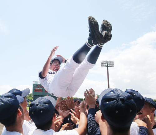 佐賀北対鳥栖　優勝し胴上げされる佐賀北の久保貴大監督（撮影・菊川光一）