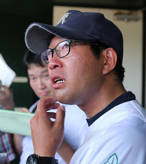 佐賀北対鳥栖　取材中に男泣きする佐賀北の久保貴大監督（撮影・菊川光一）
