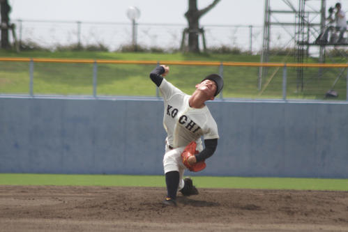 高知西対高知商　4回パーフェクト投球の高知商・真城翔大投手（撮影・柏原誠）
