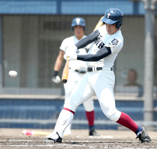 大阪大会5回戦・阪南大高対大阪桐蔭　1回裏大阪桐蔭2死二塁、仲三河優太は先制の中前適時打を放つ（撮影・上山淳一）